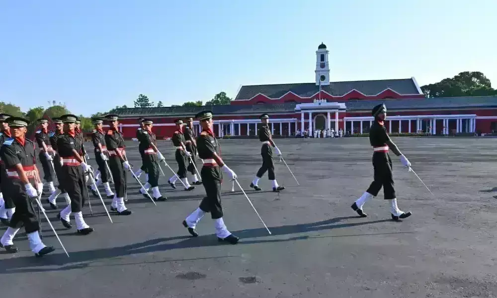 भारतीय सेना को मिले 331 नए युवा अफसर, हेलीकॉप्टर से बरसाए गए फूल