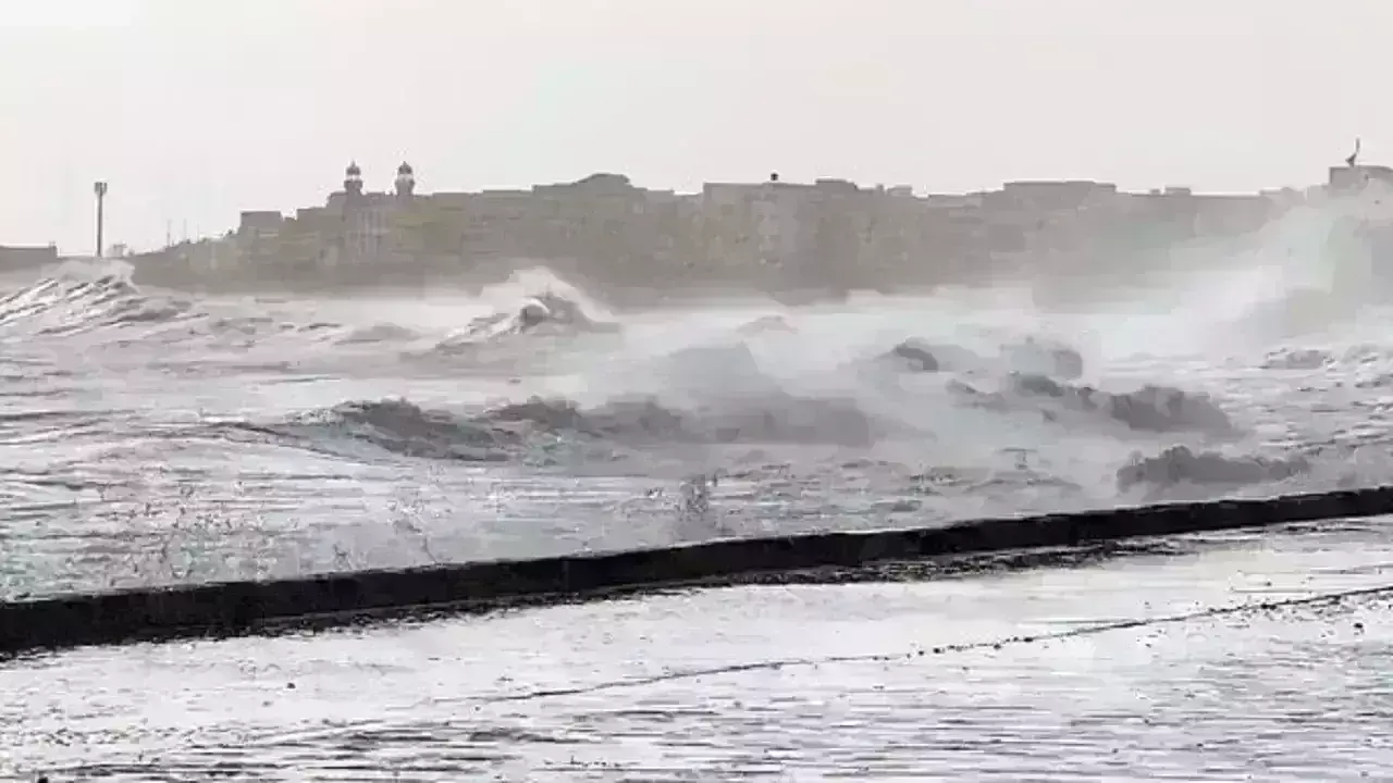 Cyclone Biporjoy : चक्रवात से तटीय इलाकों में भरी बारिश शुरू, मुंबई में 5 लोगों की मौत