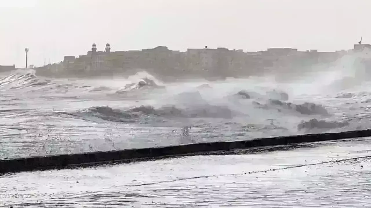 Cyclone Biporjoy : चक्रवात से तटीय इलाकों में भरी बारिश शुरू, मुंबई में 5 लोगों की मौत Cyclone Biporjoy : चक्रवात से तटीय इलाकों में भरी बारिश शुरू, मुंबई में 5 लोगों की मौत