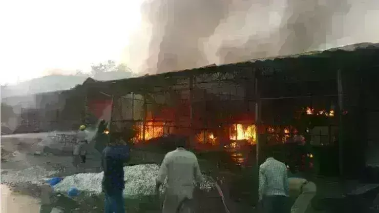 इंदौर की सबसे बड़ी सब्जी मंडी में लगी आग, कड़ी मशक्कत के बाद दमकल ने काबू पाया