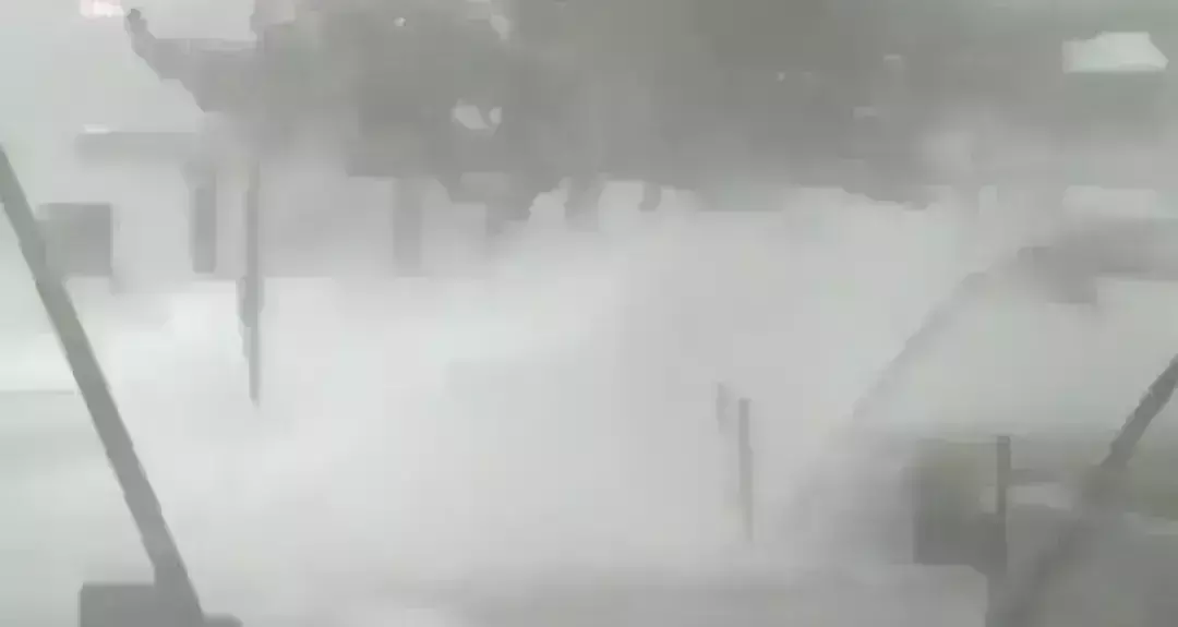 Cyclone Biparjoy : टकराने के बाद तूफान ने रखा रौद्र रूप, द्वारका-जामनगर में मचाई भारी तबाही