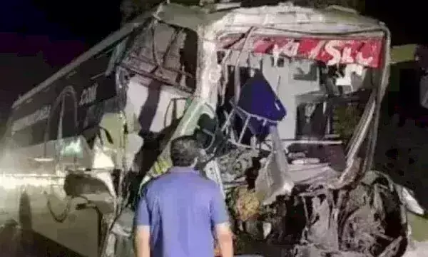 मुरैना में बड़ा हादसा, खड़े ट्रॉले में घुसी स्लीपर कोच बस, ड्राइवर समेत 3 की मौत, 10 यात्री घायल मुरैना में बड़ा हादसा, खड़े ट्रॉले में घुसी स्लीपर कोच बस, ड्राइवर समेत 3 की मौत, 10 यात्री घायल