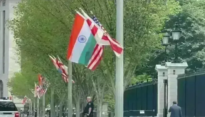 प्रधानमंत्री नरेंद्र मोदी के दौरे से पहले व्हाइट हॉउस के बाहर लहराया तिरंगा, भारतीयों ने जताई खुशी