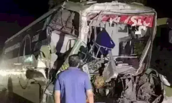 मुरैना में बड़ा हादसा, खड़े ट्रॉले में घुसी स्लीपर कोच बस, ड्राइवर समेत 3 की मौत, 10 यात्री घायल