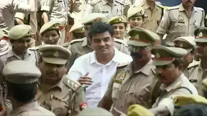 कड़ी सुरक्षा के बीच मुस्कराते हुए कोर्ट पहुंचा सपा विधायक इरफान सोलंकी, गवाह ना आने पर बोला- ऊपर वाला मेरे साथ...