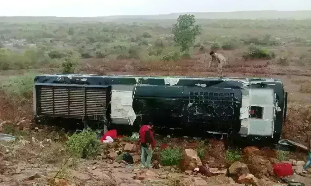 इंदौर से मुरैना जा रही बस सिमरिया घाटी में पलटी, 12 यात्री घायल