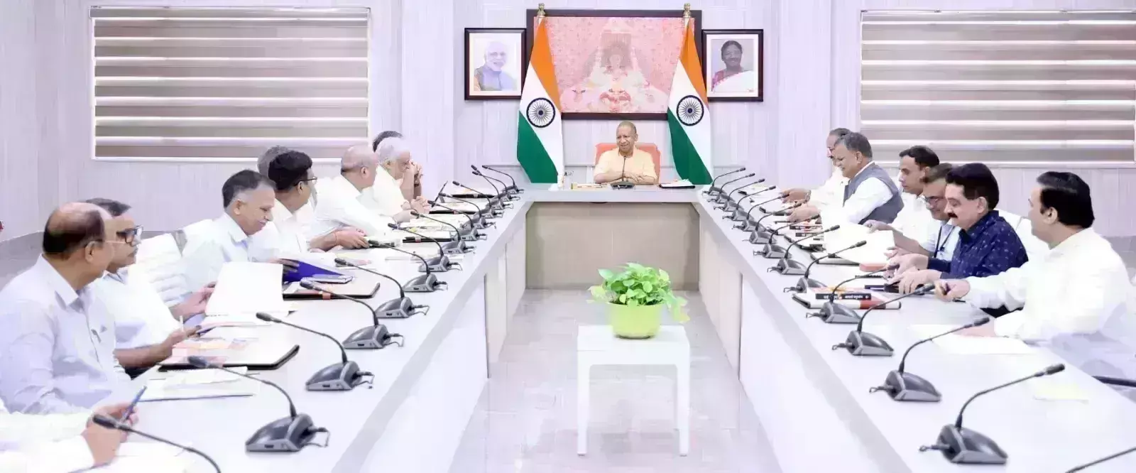 मुख्यमंत्री योगी ने की लू की स्थिति की समीक्षा, कहा- हीटवेव के लक्षणों और बचाव के लिए आमजन को जागरूक किया जाए