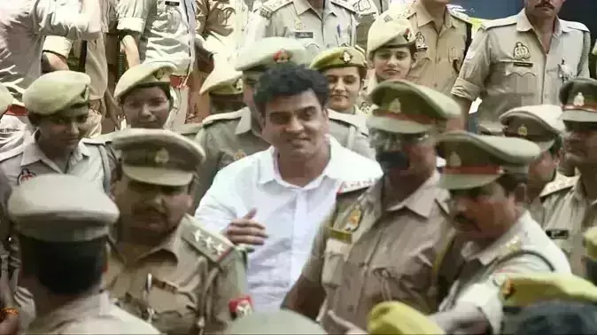 कड़ी सुरक्षा के बीच मुस्कराते हुए कोर्ट पहुंचा सपा विधायक इरफान सोलंकी, गवाह ना आने पर बोला- ऊपर वाला मेरे साथ...