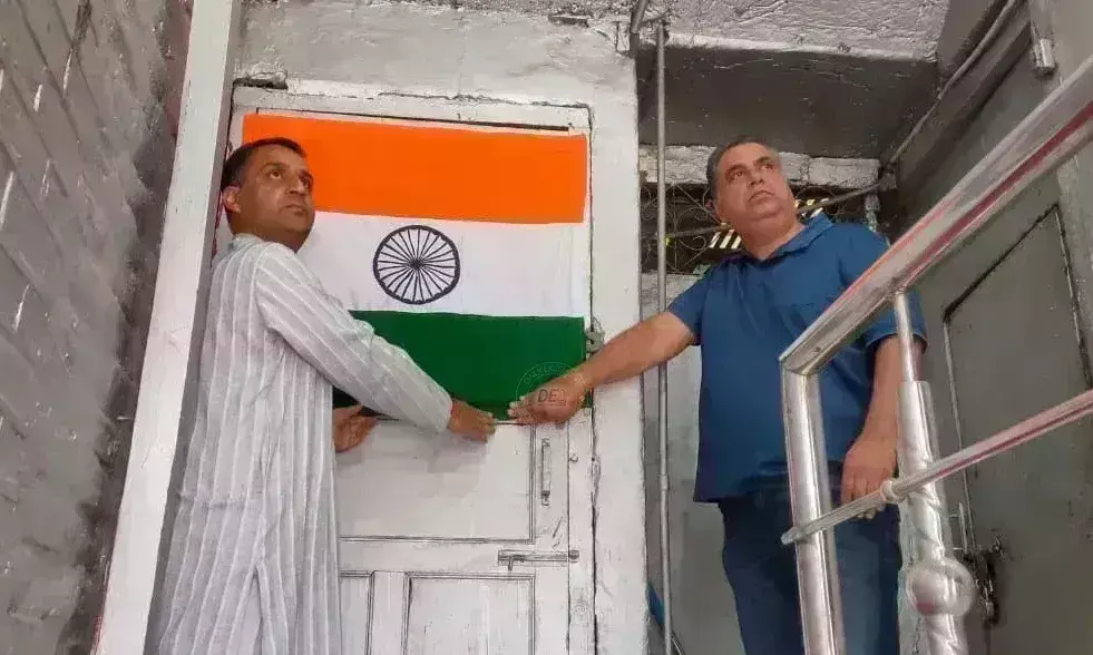 कश्मीर में अलगववादी संगठन को मिला मुंहतोड़ जवाब, JKLF कार्यालय के बाहर फहराया तिरंगा