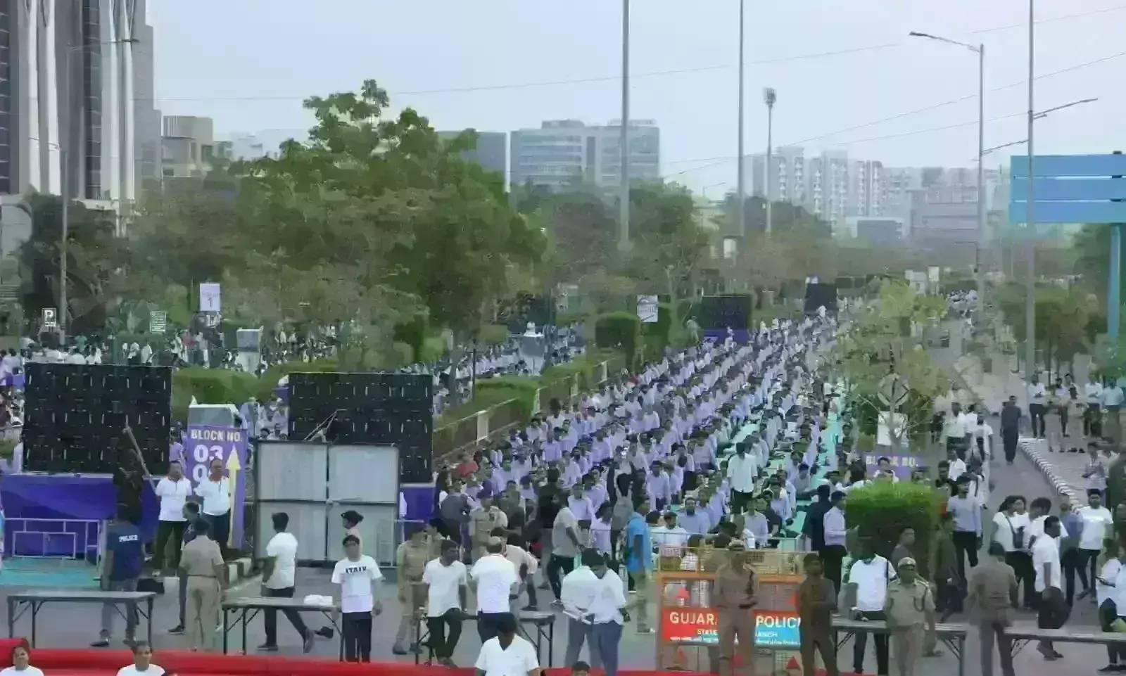 सूरत में डेढ़ लाख लोगों ने एक साथ किया योग, बना वर्ल्ड रिकॉर्ड