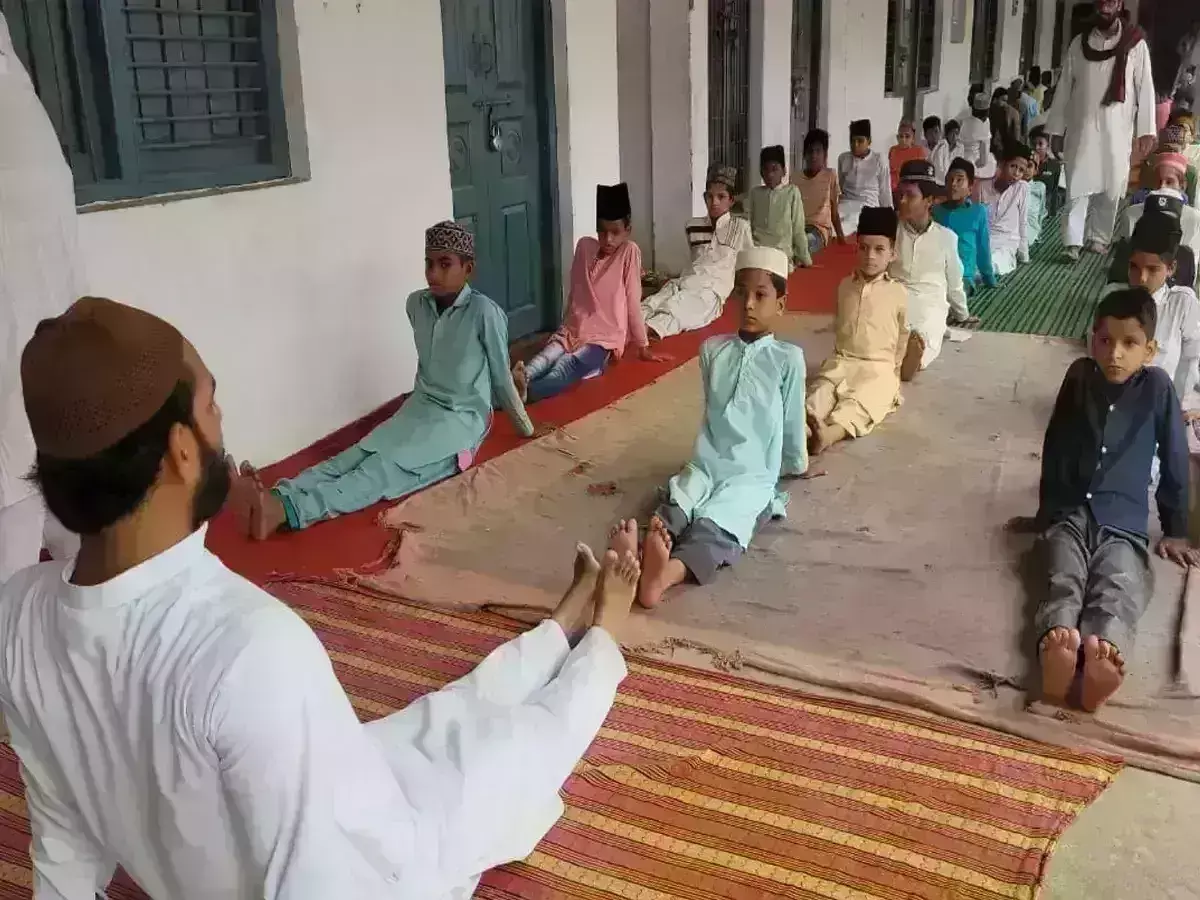 उप्र में सपा नेता शफीकुर्रहमान बर्क की अपील का नहीं दिखा असर, सभी मदरसों में मुस्लिम छात्र-छात्राओं ने किया योग