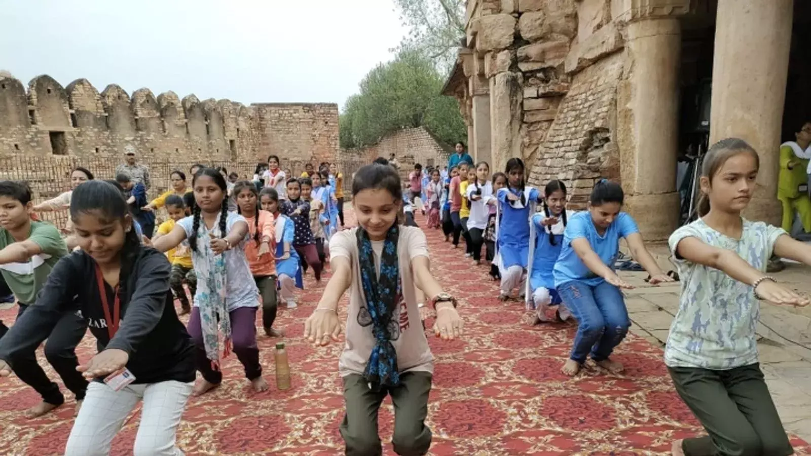 ग्वालियर में 80 खंभा बावड़ी में अधिकारियों के साथ शहर के लोगों ने किया सामूहिक योग