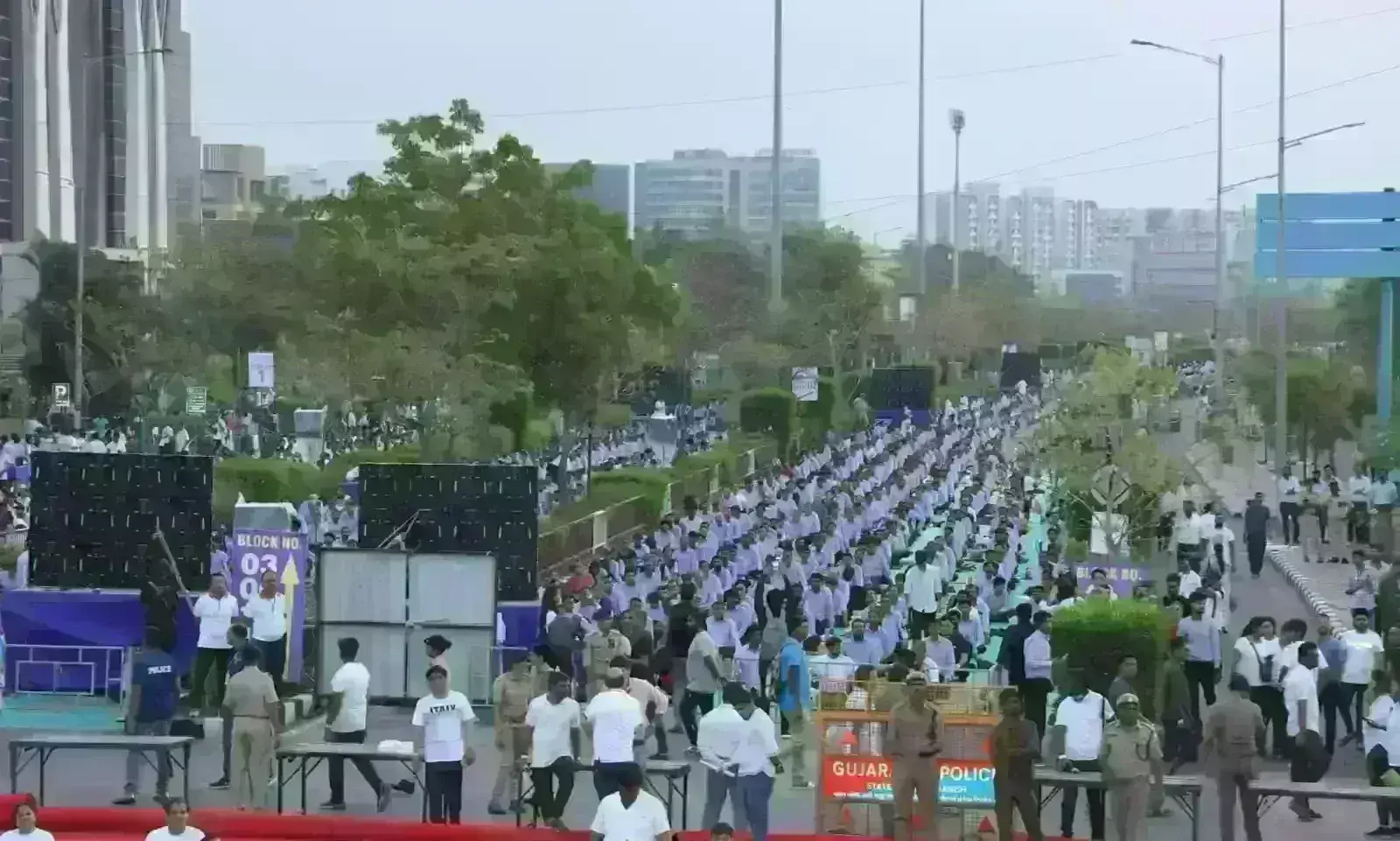 सूरत में डेढ़ लाख लोगों ने एक साथ किया योग, बना वर्ल्ड रिकॉर्ड