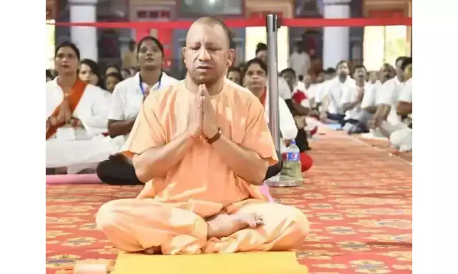 उप्र में राज्यपाल-मुख्यमंत्री समेत मंत्रियों ने किया योग, योगी आदित्यनाथ ने कहा - ये हमारी विरासत का हिस्सा