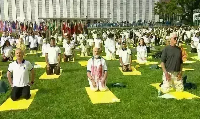 PM Modi ने UN मुख्यालय में 135 देशों के प्रतिनिधियों के साथ किया योग, कहा - ये कॉपीराइट, पेटेंट और रायल्टी से मुक्त है
