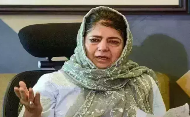 बिहार में कल होगी विपक्षी दलों की बैठक, महबूबा मुफ्ती पहुंचीं पटना बिहार में कल होगी विपक्षी दलों की बैठक, महबूबा मुफ्ती पहुंचीं पटना