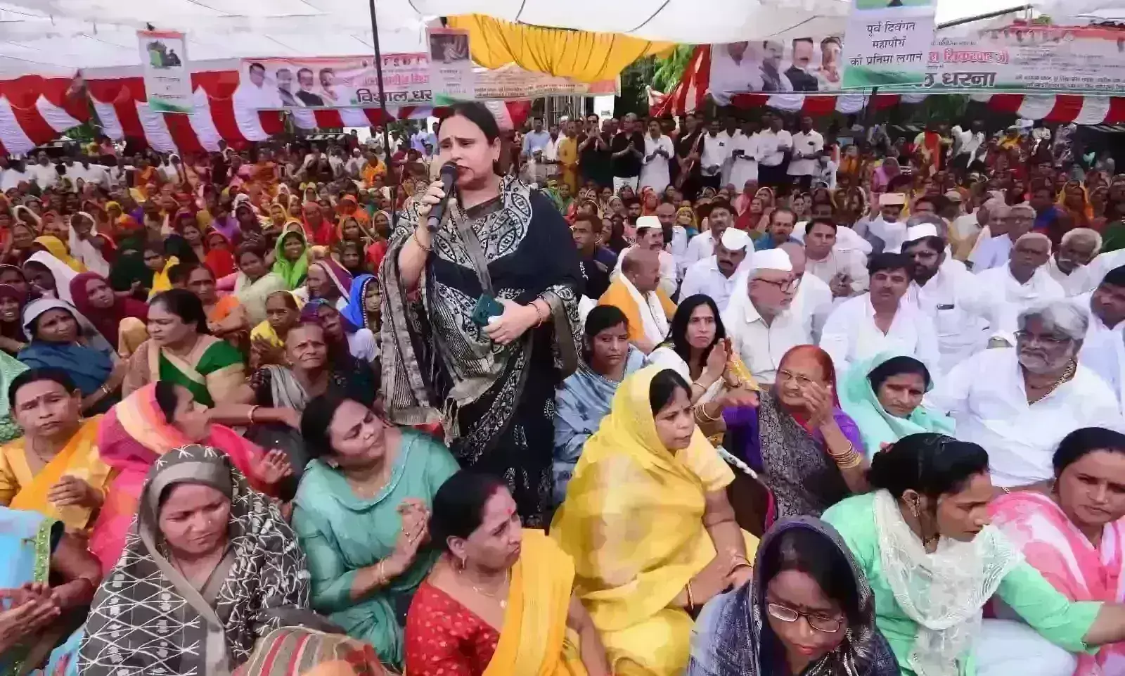 ग्वालियर में महापौर शोभा सिकरवार के नेतृत्व में कांग्रेस ने दिया धरना, राज्य सरकार पर लगाया विकास कार्य में रोड़ा लगाने का आरोप ग्वालियर में महापौर शोभा सिकरवार के नेतृत्व में कांग्रेस ने दिया धरना, राज्य सरकार पर लगाया विकास कार्य में रोड़ा लगाने का आरोप