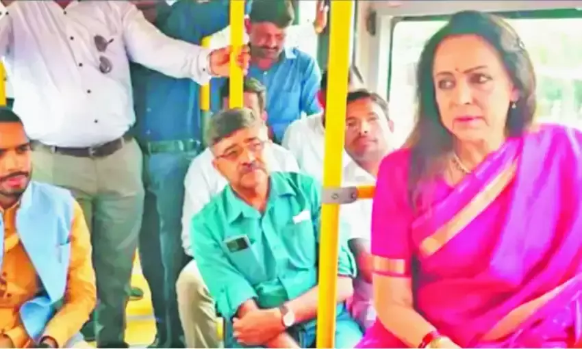 लग्जरी गाड़ी छोड़कर ई-बस में सवार हुईं सांसद हेमा मालिनी