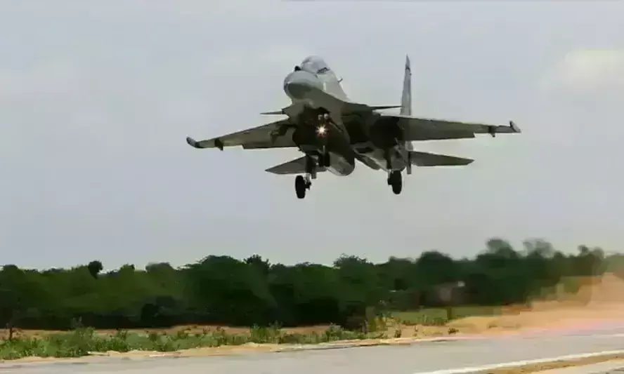 मिराज और सुखोई ने सुलतानपुर में पूर्वांचल एक्सप्रेस-वे पर दिखाए करतब, टच एंड गो का अभ्यास किया