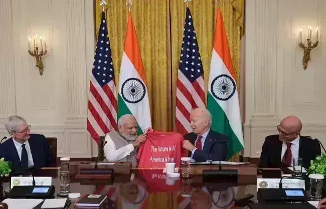 जो बाइडन ने प्रधानमंत्री मोदी को गिफ्ट में दी खास टीशर्ट, संदेश में लिखा   द फ्यूचर इज एआई अमेरिका एंड इंडिया