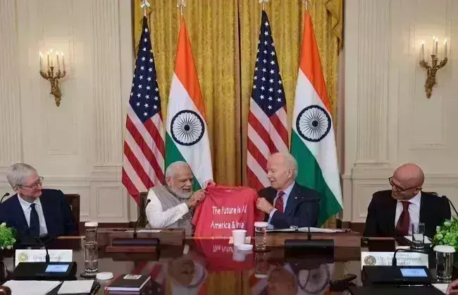 जो बाइडन ने प्रधानमंत्री मोदी को गिफ्ट में दी खास टीशर्ट, संदेश में लिखा   द फ्यूचर इज एआई अमेरिका एंड इंडिया