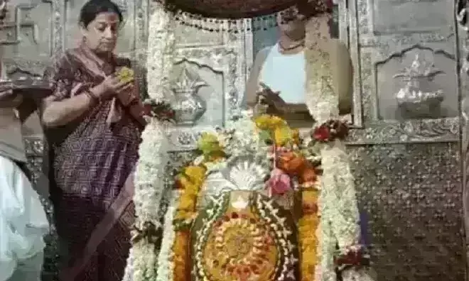 केंद्रीय मंत्री स्मृति ईरानी पहुंची उज्जैन, महाकाल के किए दर्शन