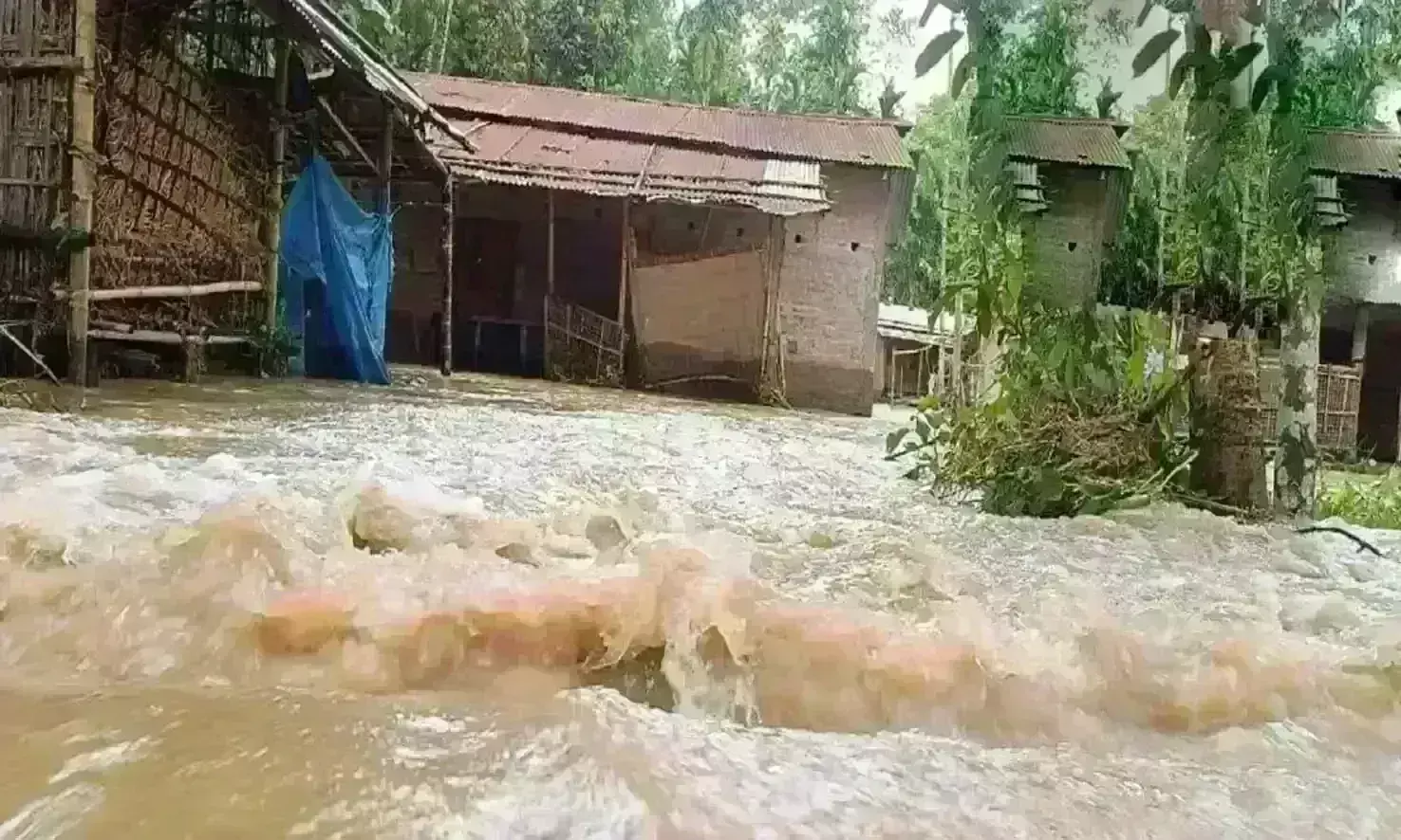 असम के 11 जिलों में बाढ़ ने मचाया कोहराम, 563 गांवों के 1.55 लाख से अधिक लोग प्रभावित असम के 11 जिलों में बाढ़ ने मचाया कोहराम, 563 गांवों के 1.55 लाख से अधिक लोग प्रभावित