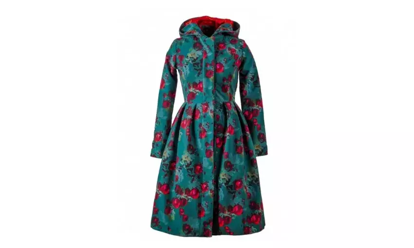 फ्लावर प्रिंटेड रेनकोट बारिश में आपके लुक में लगाएंगे चार चाँद