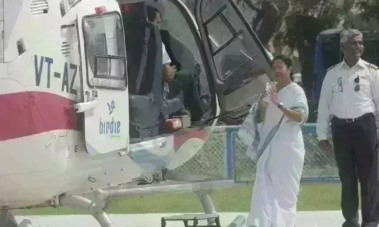 खराब मौसम में फंसा ममता बनर्जी का हेलीकॉप्टर, आर्मी एयरबेस पर हुई आपातकालीन लैंडिंग खराब मौसम में फंसा ममता बनर्जी का हेलीकॉप्टर, आर्मी एयरबेस पर हुई आपातकालीन लैंडिंग