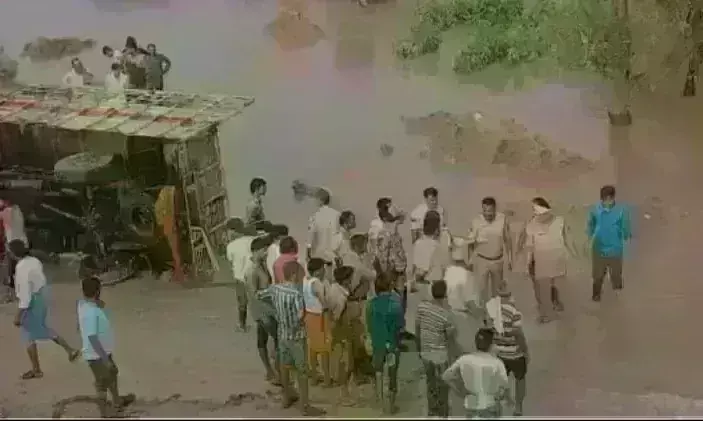 दतिया में नदी में पलटा मिनी ट्रक, 12 की मौत, 30 से अधिक घायल