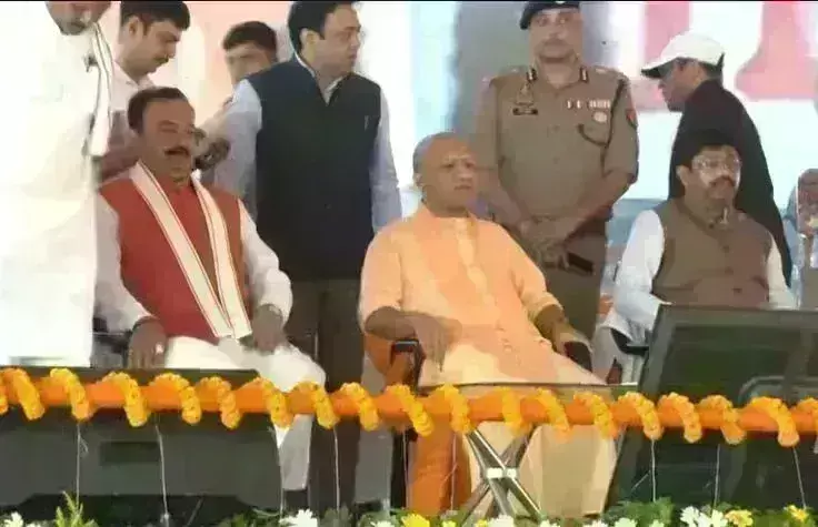 माफिया अतीक अहमद के कब्जे से मुक्त जमीन पर बने आवास, योगी आदित्यनाथ ने गरीबों को सौंपी चाबी