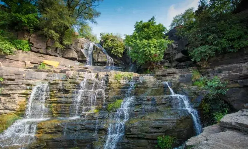 नलकेश्वर महादेव वॉटरफॉल पर्यटकों को मृगनयनी और राजा मानसिंह प्रेमकथा कर रहा बयां