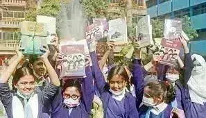 शासकीय विद्यालयों में पुस्तक वितरण प्रक्रिया शुरू, ऑनलाइन हो रही ट्रेकिंग