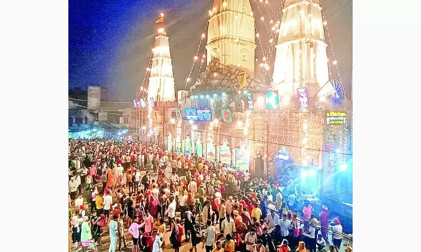 गिर्राज नगरी में उमड़ रहा आस्था का सैलाब