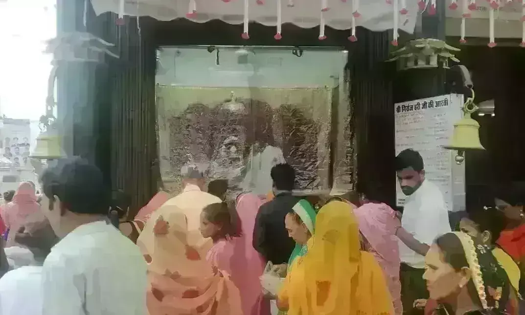 गुरू पूर्णिमा: मंदिरों में उमड़ी भीड़, गुरूओं ने शिष्यों को दिया आर्शीवाद