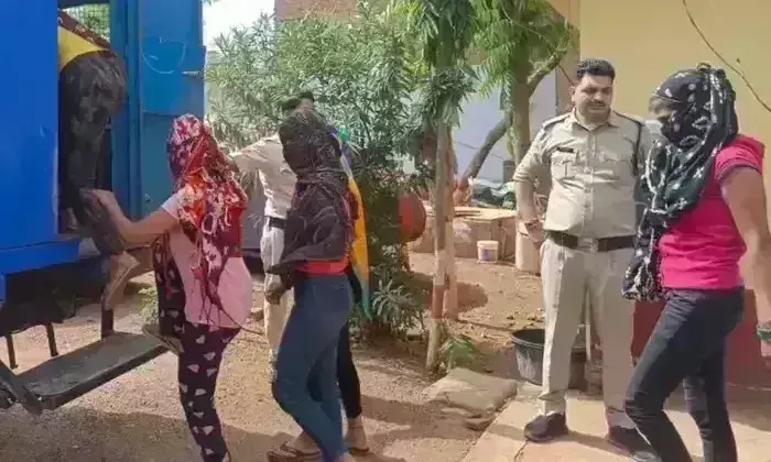 शिवपुरी में थाने के पास चल रहा था देह व्यापार, पुलिस ने 11 लोगों को किया गिरफ्तार
