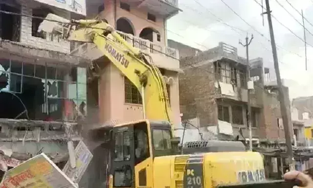 फतेहपुर में लव जिहाद के आरोपी के घर पर चला बाबा का बुलडोजर, लड़की की मौत के बाद बड़ा एक्शन