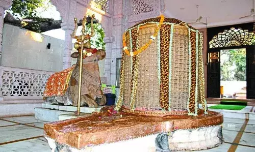 सावन का माह शुरू, भक्त पहुंचे शिवालय किया अभिषेक