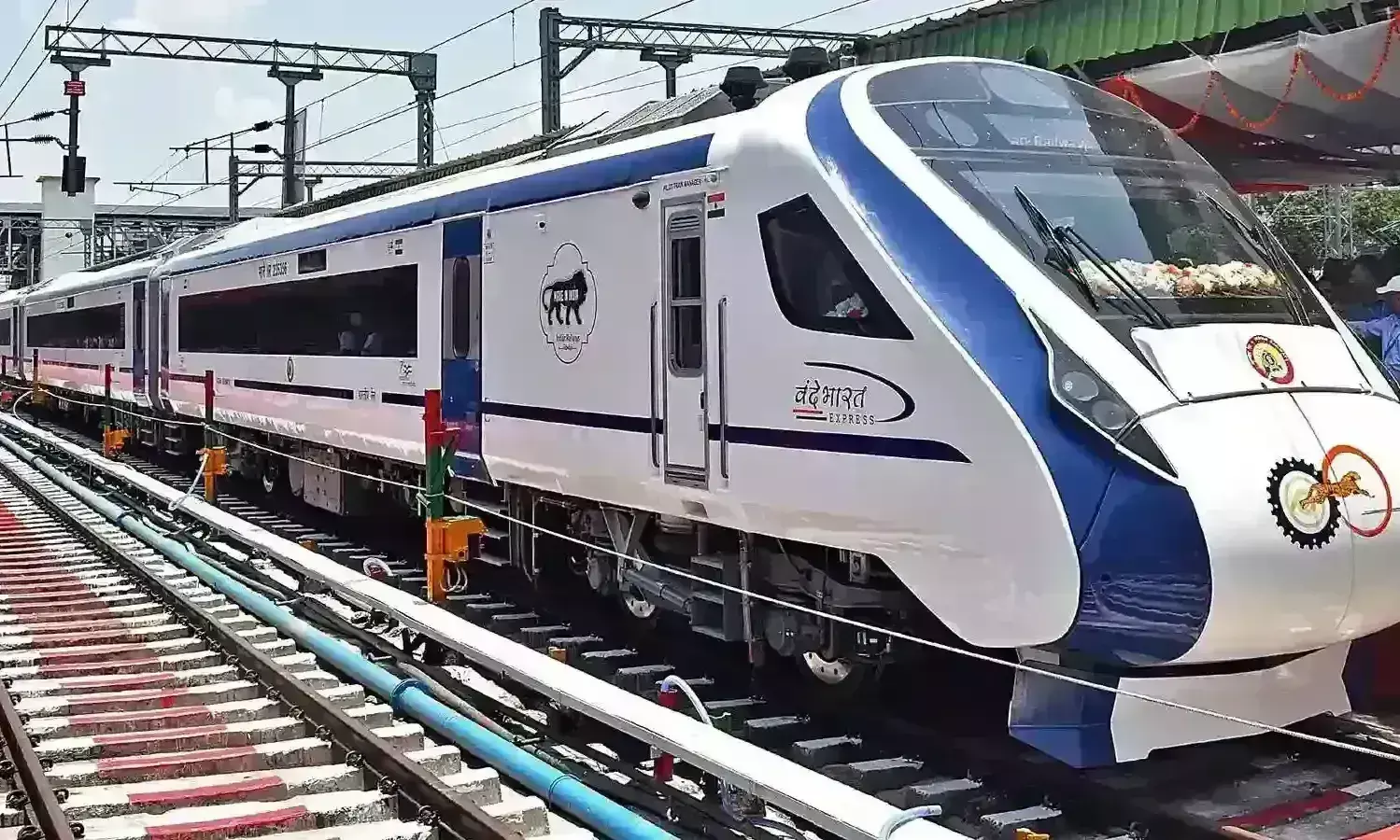 महंगे टिकट के कारण कई रूटों पर वंदे भारत ट्रेन को नहीं मिल रहे यात्री, रेलवे किराया कम करने की कर रहा तैयारी