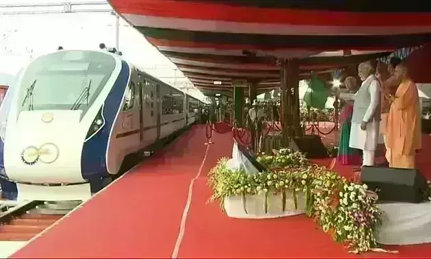 प्रधानमंत्री मोदी ने गोरखपुर को दिया उपहार, वंदे भारत ट्रेन को दिखाई हरी झंडी