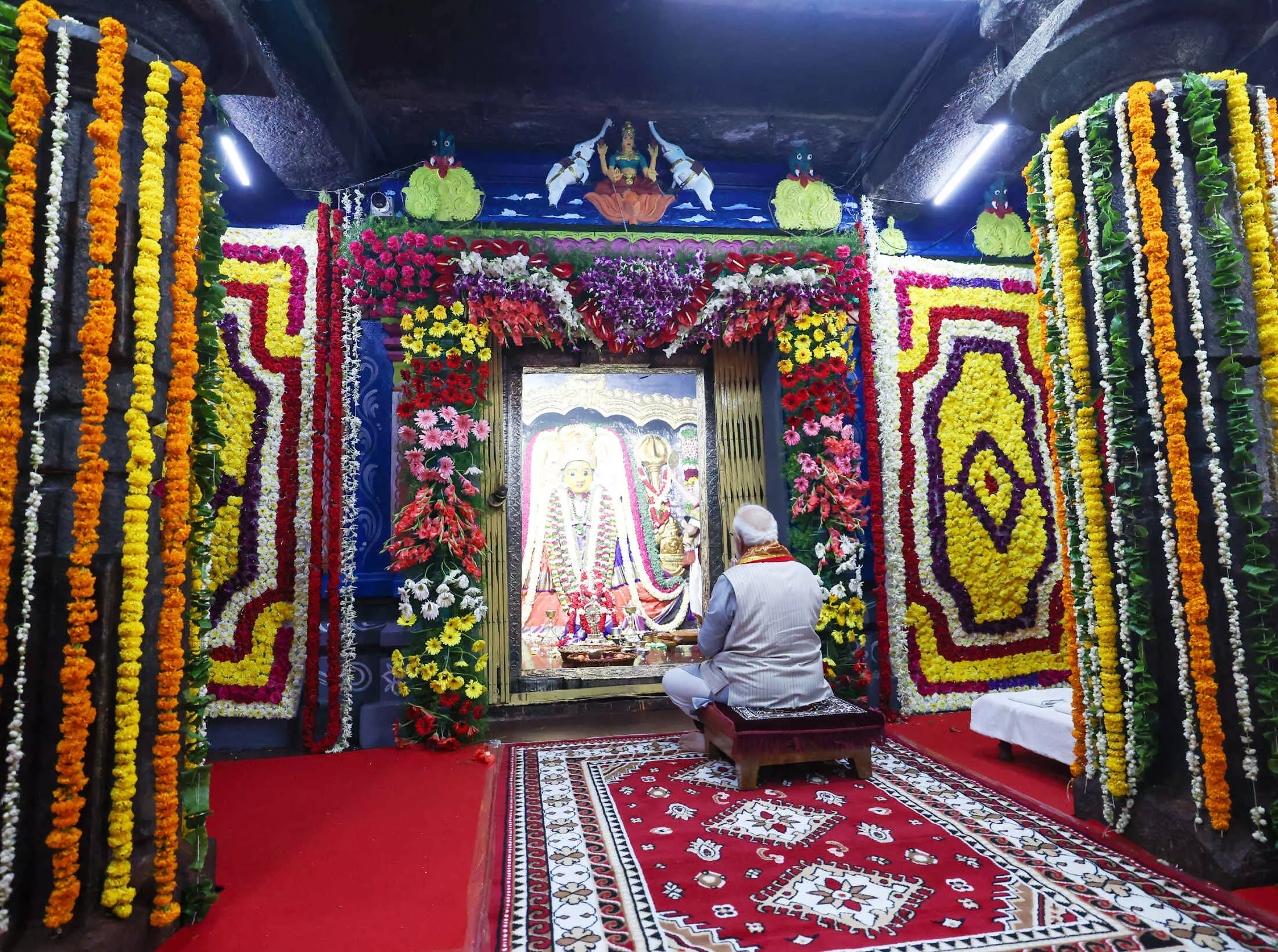 वारंगल दौरे पर माँ भद्रकाली का पूजन करते हुए वारंगल दौरे पर माँ भद्रकाली का पूजन करते हुए