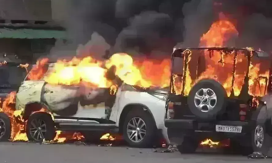 मणिपुर में नहीं थम रही हिंसा, भीड़ ने दो वाहनों में लगाई आग, फायरिंग की भी सूचना