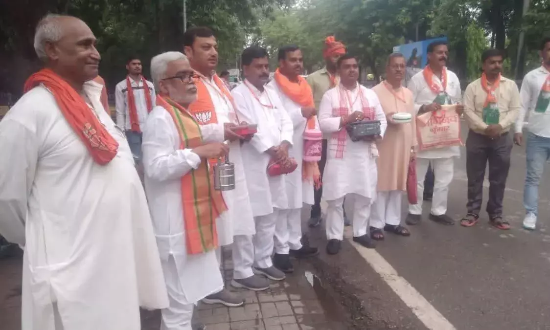 प्रधानमंत्री मोदी ने वाराणसी में भाजपा कार्यकर्ताओं संग की टिफिन बैठक, दिया ‘सरकार से बड़ा संगठन’ का संदेश