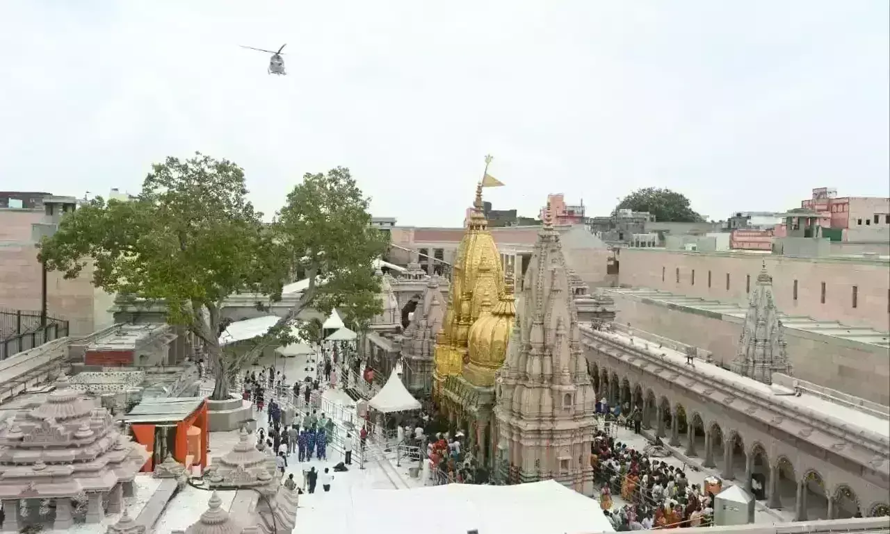काशी विश्वनाथ के दरबार में उमड़ा भक्तों का सैलाब, पहली बार हेलीकॉप्टर से हुई पुष्पवर्षा