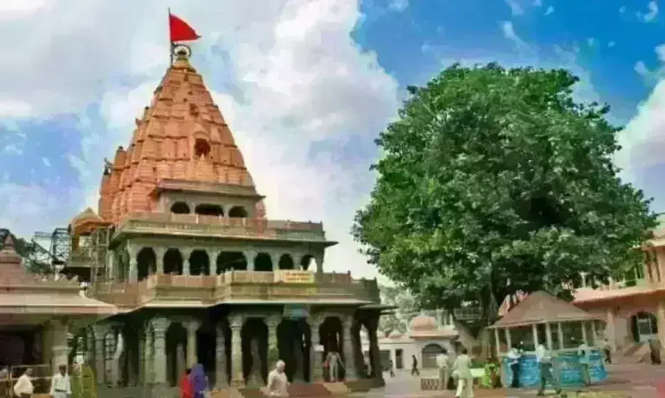 महाकाल मंदिर में आज से बदली दर्शन की व्यवस्था, अब दिखाना होगा आधार कार्ड