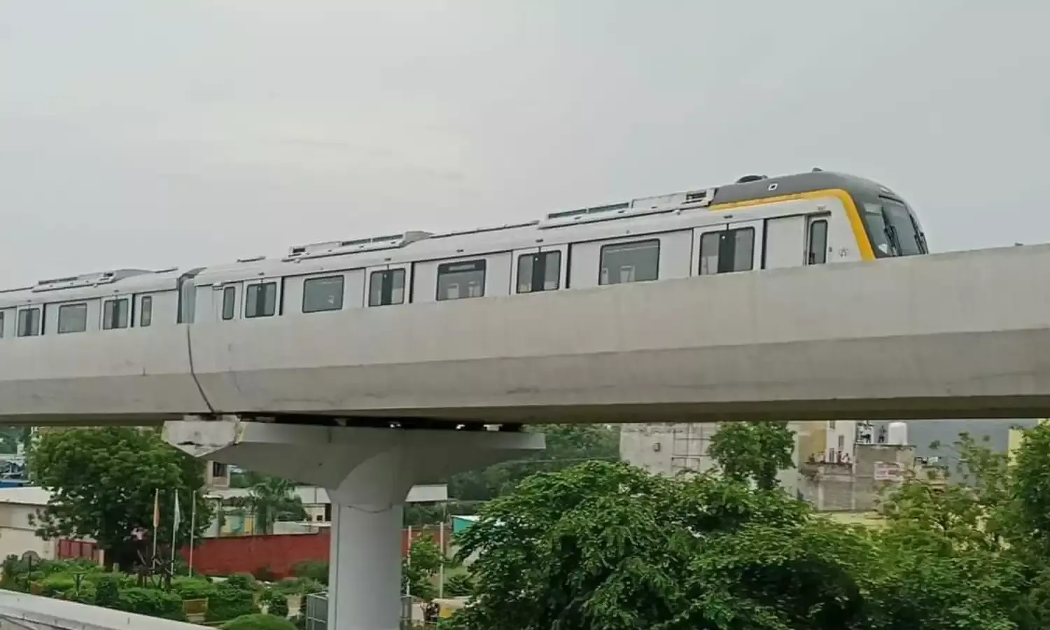 ताज नगरी में मेन ट्रैक पर पहली बार दौड़ी मेट्रो, लोगों ने जमकर ली सेल्फी