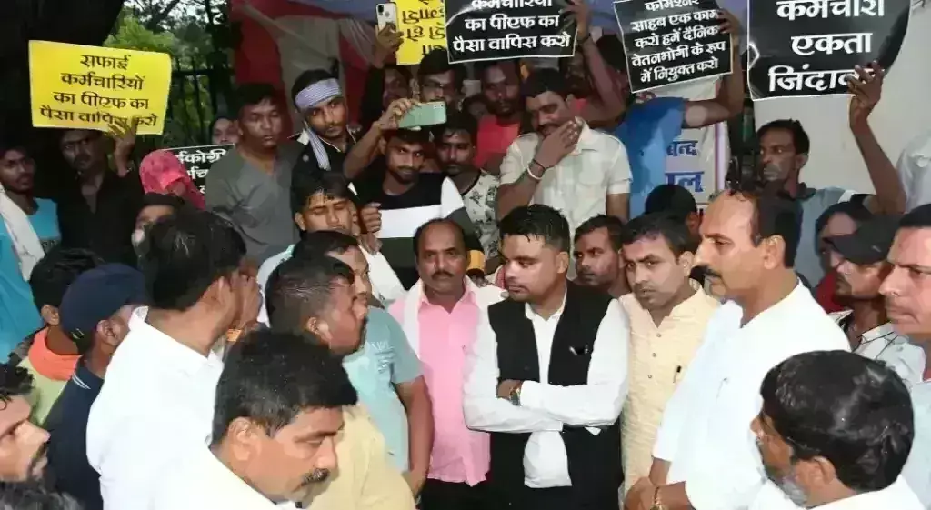 नगर निगम ईको ग्रीन कर्मचारी मांगों को पूरा कराने बैठे हड़ताल पर, शहर में नही हो पा रहा कचरा कलेक्शन