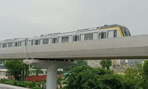 ताज नगरी में मेन ट्रैक पर पहली बार दौड़ी मेट्रो, लोगों ने जमकर ली सेल्फी