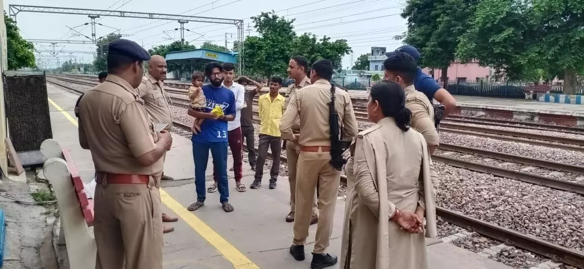 पति से विवाद में पत्नी ने दो बच्चियों को दूर फेंककर ट्रेन के आगे आकर दी जान, एक बच्ची की भी हुई मौत