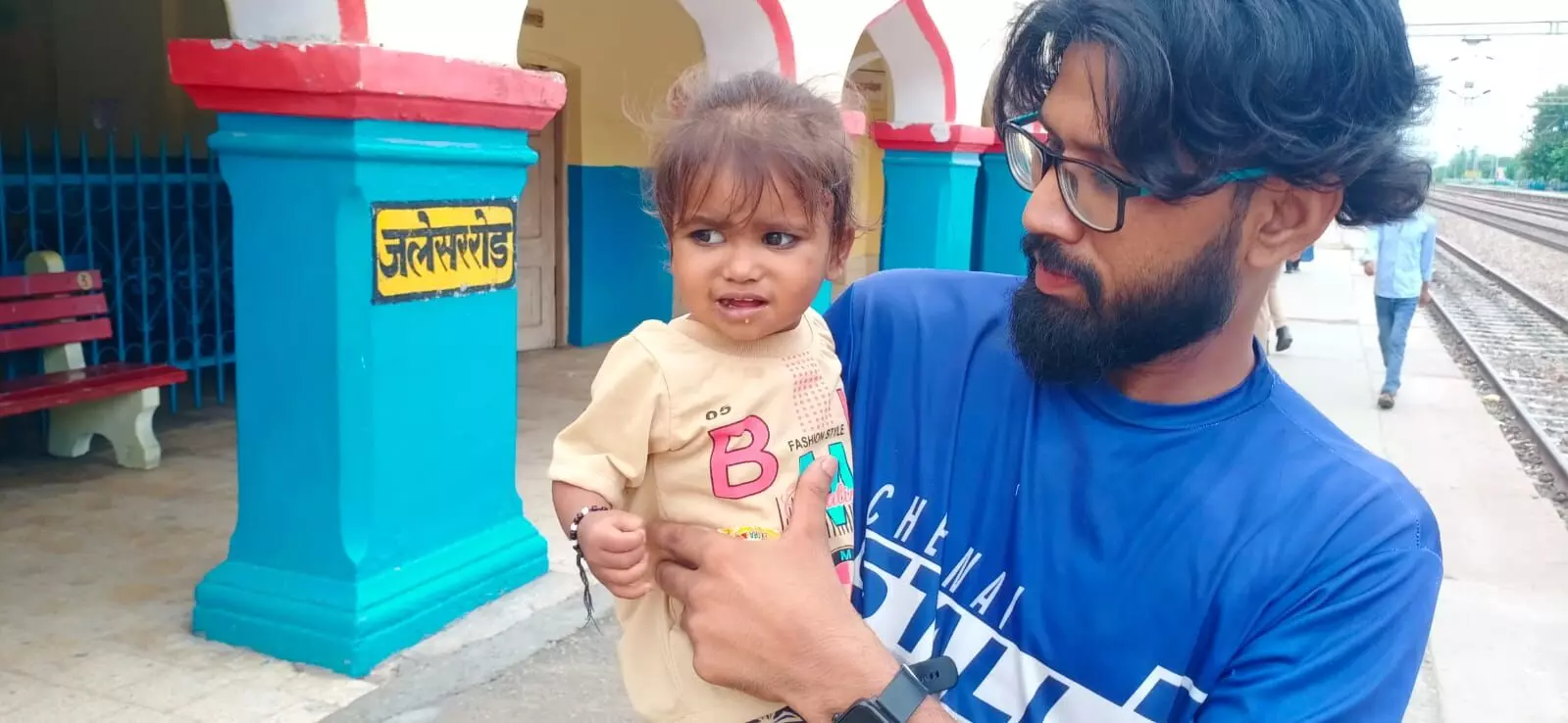 पति से विवाद में पत्नी ने दो बच्चियों को दूर फेंककर ट्रेन के आगे आकर दी जान, एक बच्ची की भी हुई मौत